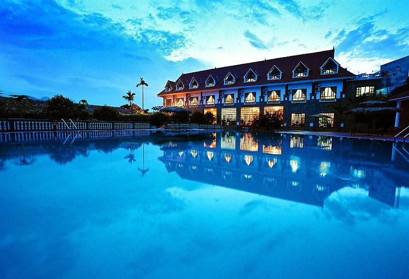 VResort Hoà Bình khách sạn sư tử